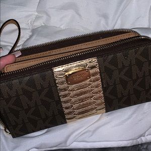 authentic michael kors wallet !